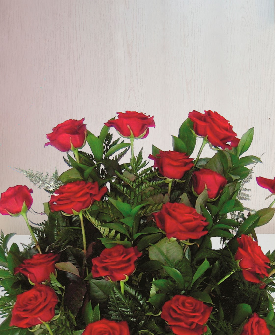 Ramo Funerario 18 Rosas Rojas a detalle